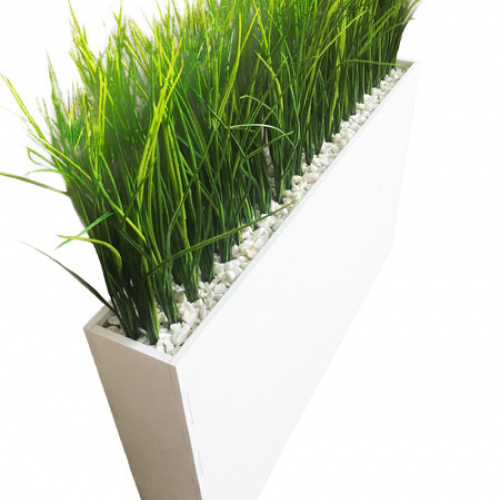 Искусственная зелень в высоком горшке из дерева