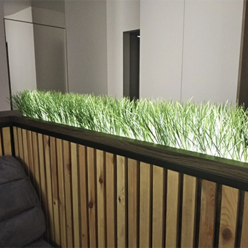 Искусственная трава в нише с подсветкой